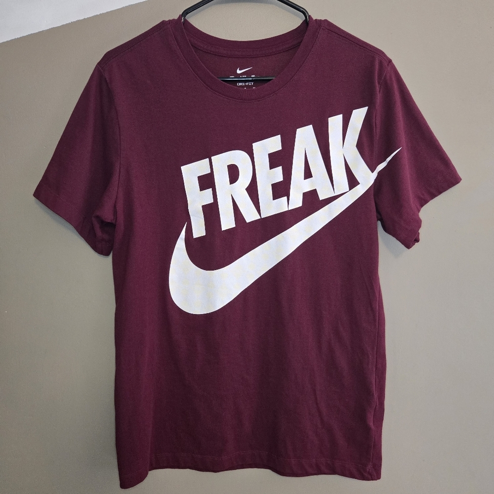 Nike Giannis Freak Basketball Dri-Fit Men Dark Red T-shirt DR7645-638 Size Small